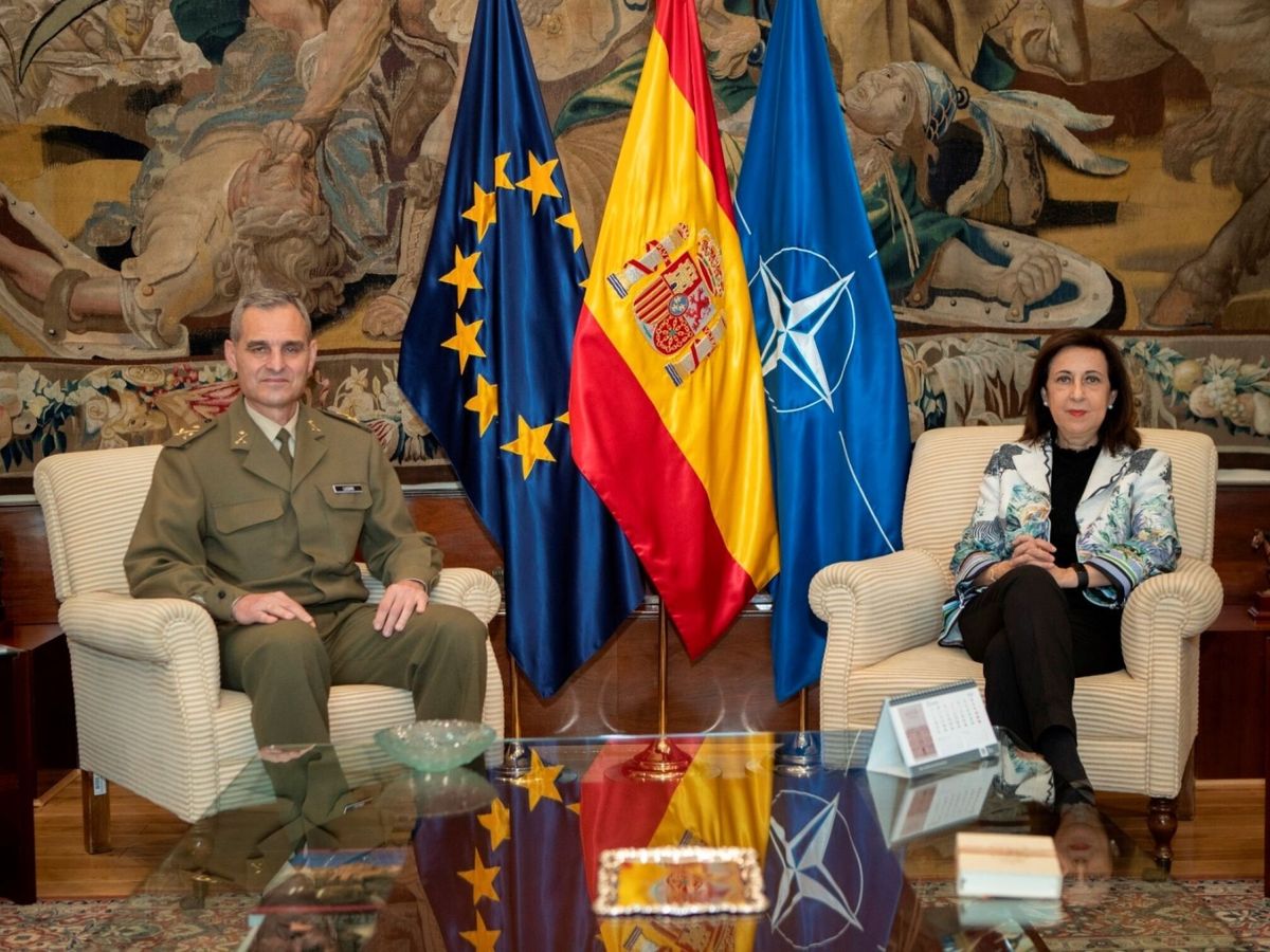 Foto: El general de División del Ejército de Tierra Aroldo Lázaro Sáenz junto a la ministra de Defensa, Margarita Robles. (EFE)