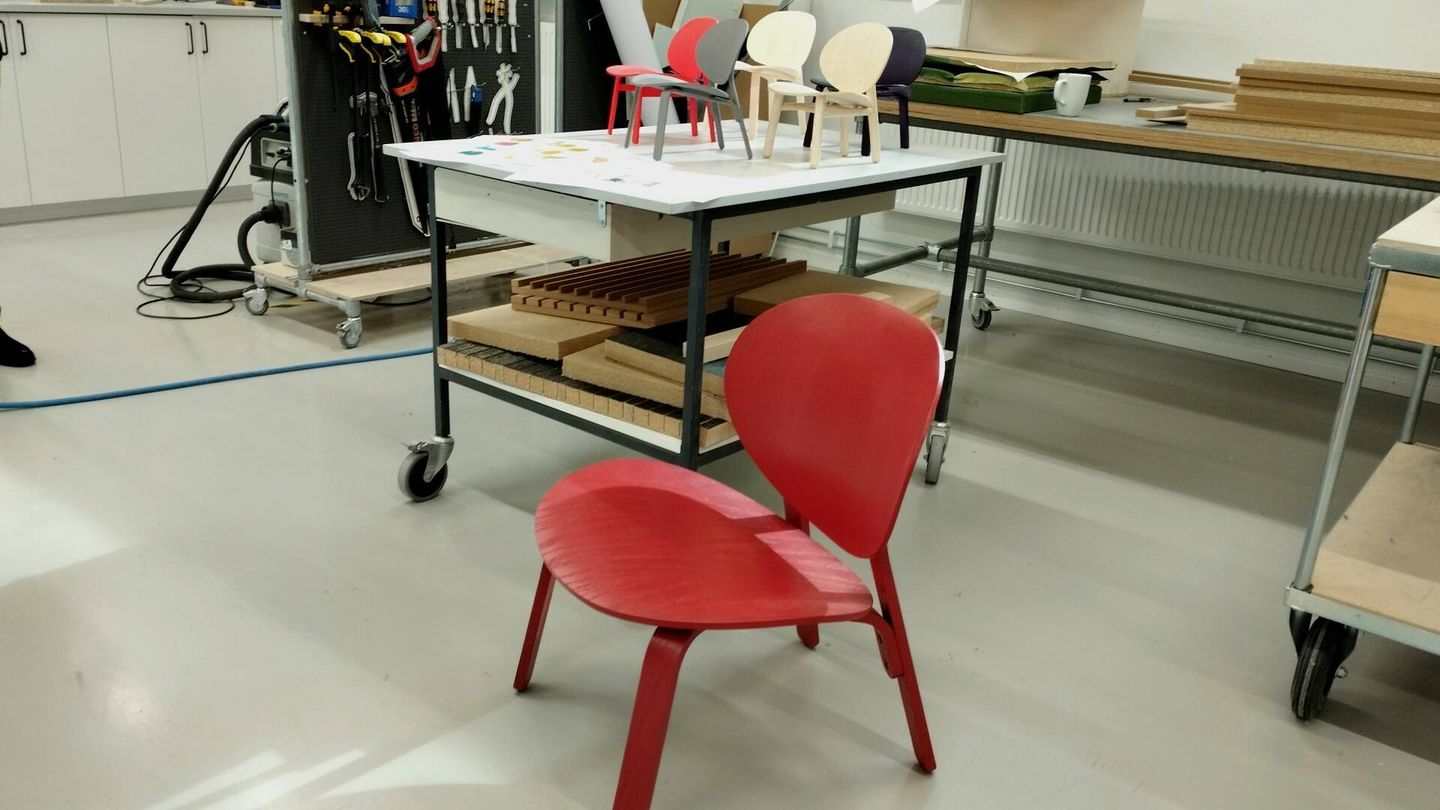La silla Fröset de Ikea delante de los prototipos más pequeños (J. M.)