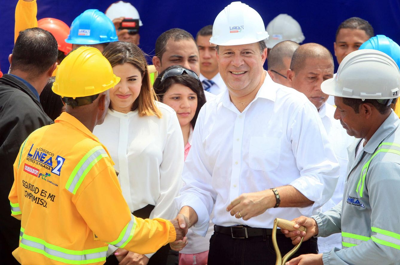 Juan Carlos Varela (c) inaugura en 2018 las obras de ampliación de la L2 del metro que realizaron FCC y Odebrecht. (EFE)