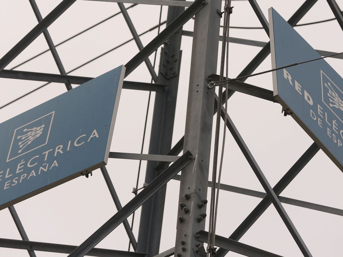 Foto: File photo: logos of spanish electricity grid operator red electrica ca espa–a are attached in a electricity pylon in alcobendas