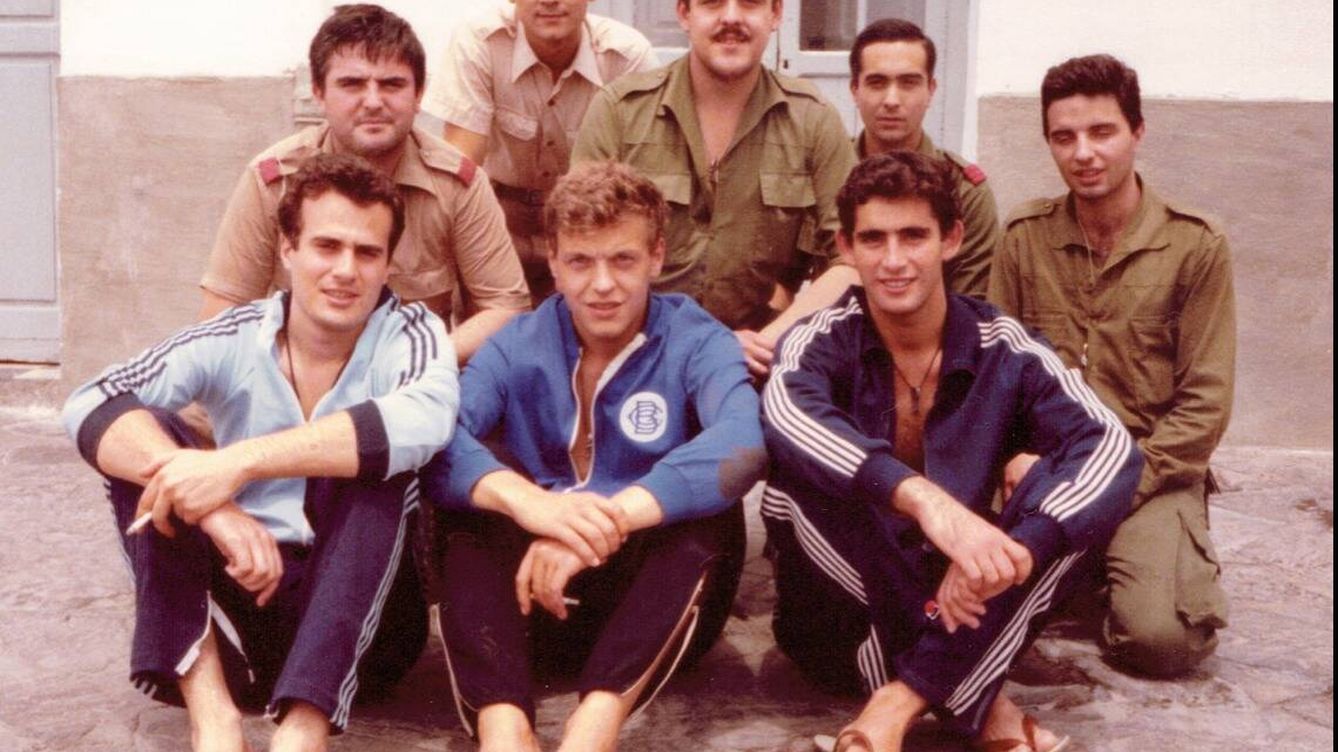 Foto: Un grupo de españoles durante el servicio militar en Melilla en los años 80. (Cedida)