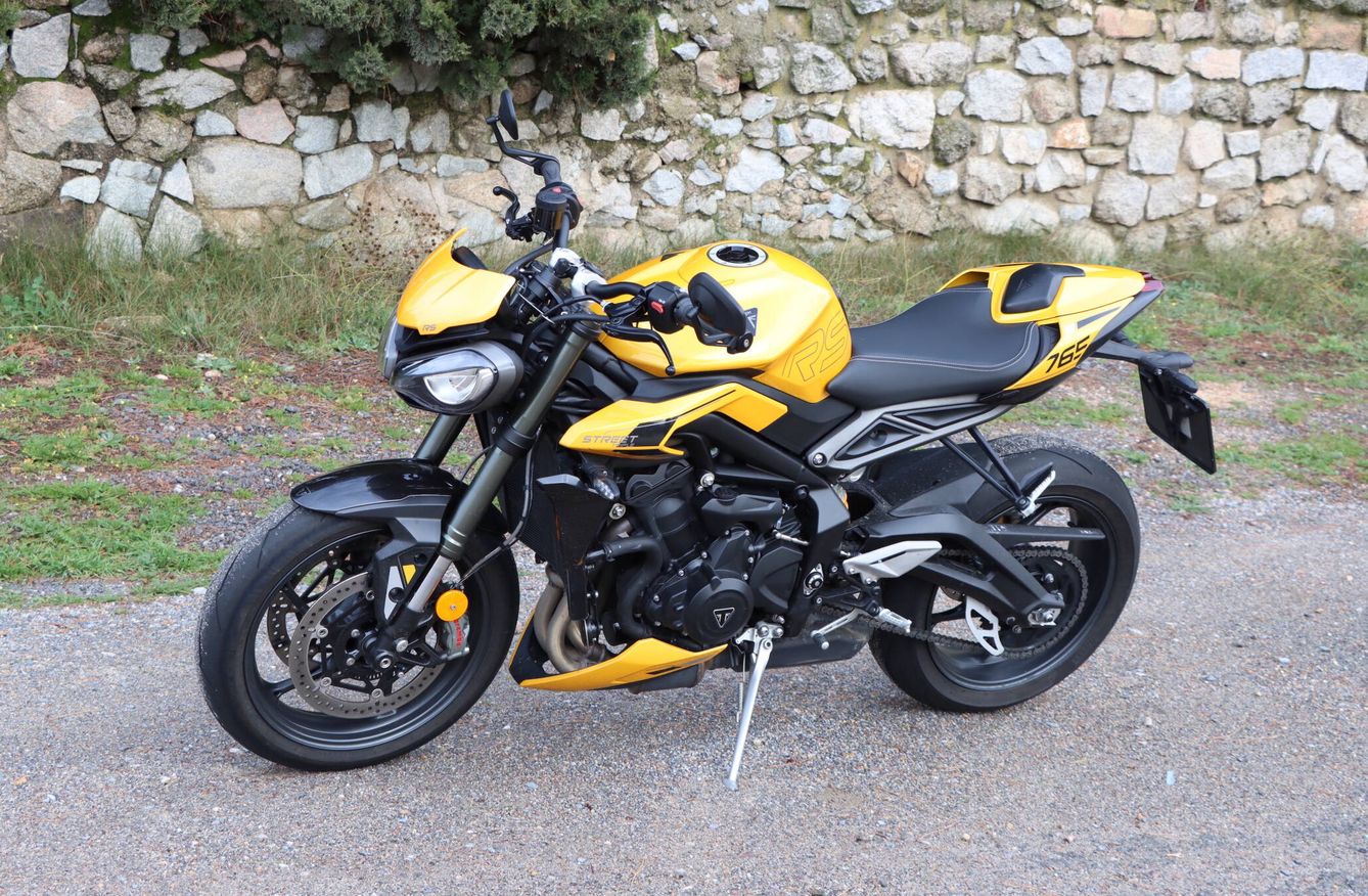 Su impecable apariencia hace de la Street Triple 765 RS una moto atractiva por su diseño deportivo.