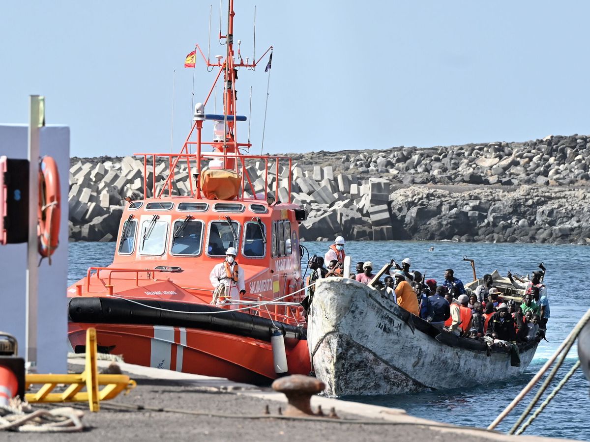 Foto: Una embarcación de Salvamento remolca un cayuco hasta el puerto de La Restinga, en El Hierro. (EFE/Gelmert Finol)