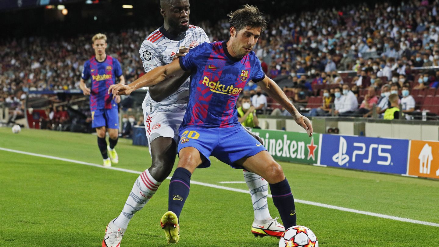 Sergi Roberto cubre una pelota en la banda. (Reuters)