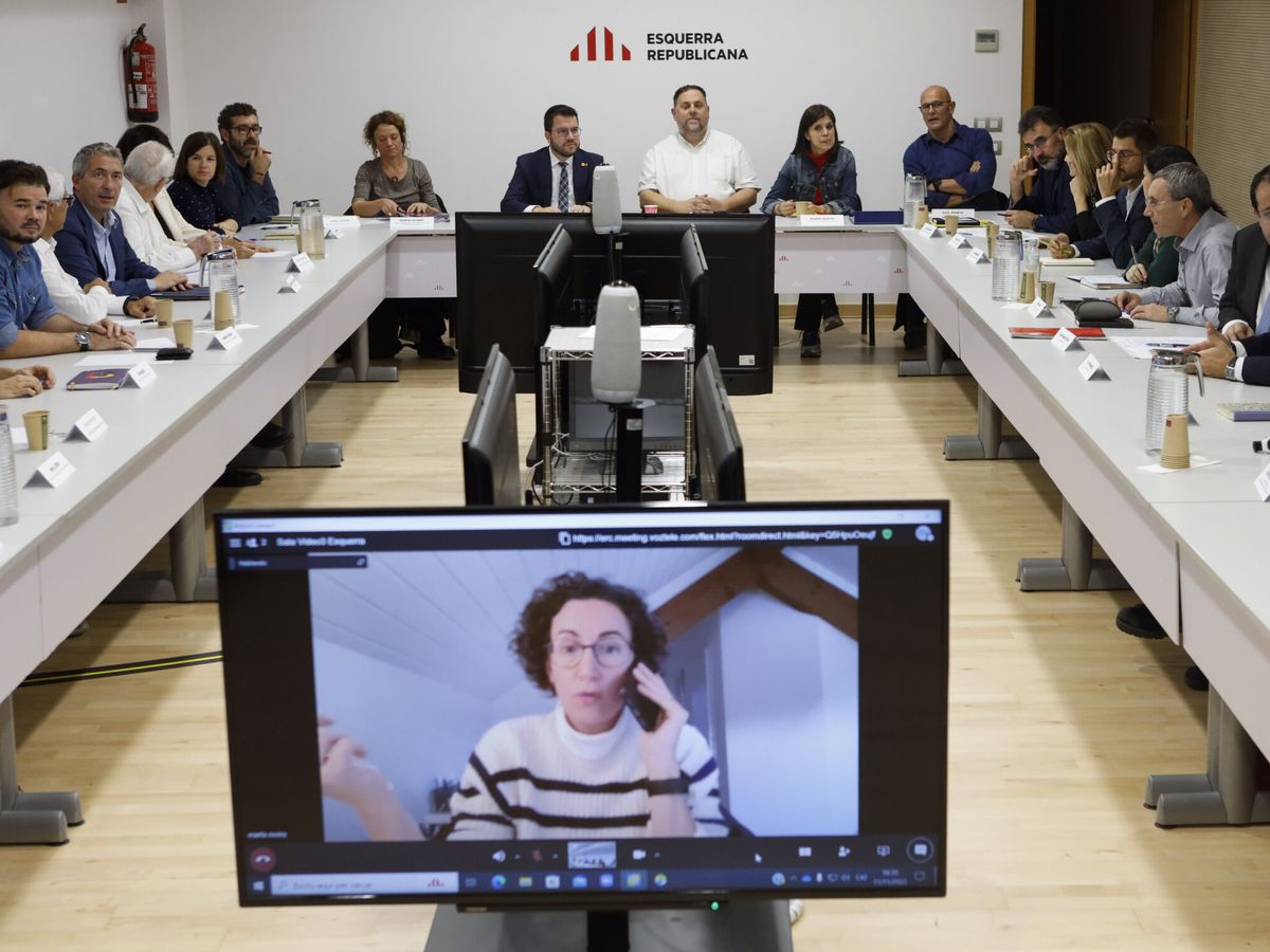 Foto: La nueva dirección de ERC, encabezada por Pere Aragonès (i), Oriol Junqueras (d) y Marta Rovira (en la pantalla). (EFE/Quique García)
