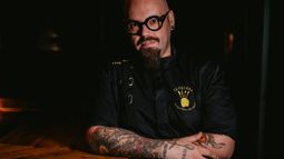 El chef aragonés recomendado por la Guía Michelin que cocina de cine: cambia los fogones de su restaurante en Zaragoza por una película protagonizada por Natalia Huarte
