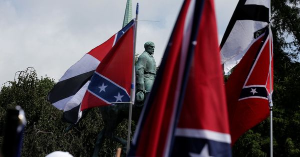 Foto: Supremacistas blancos se manifiestan junto a la estatua de Robert E. Lee en Charlottesville. (Reuters)