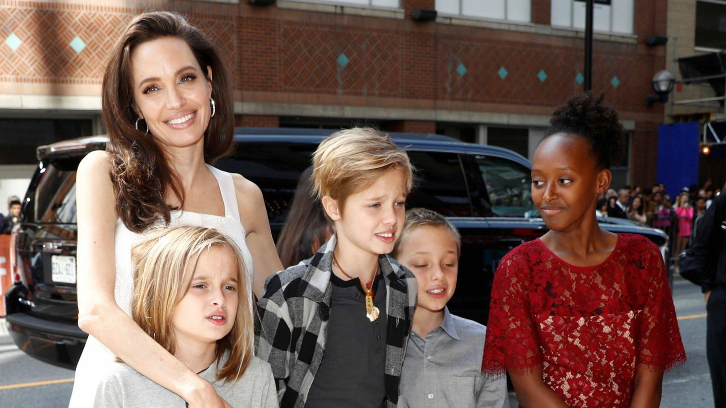 Angelina Jolie, con cuatro de sus hijos en una imagen de archivo de 2017. (Reuters)