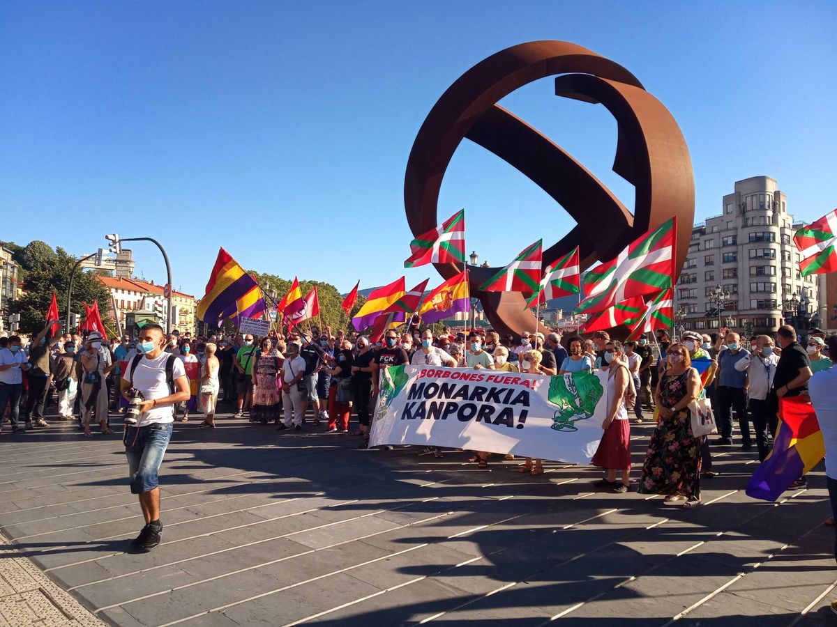 Foto: Republicanos e independentistas piden en Bilbao el fin de la monarquía. (Europa PRess)