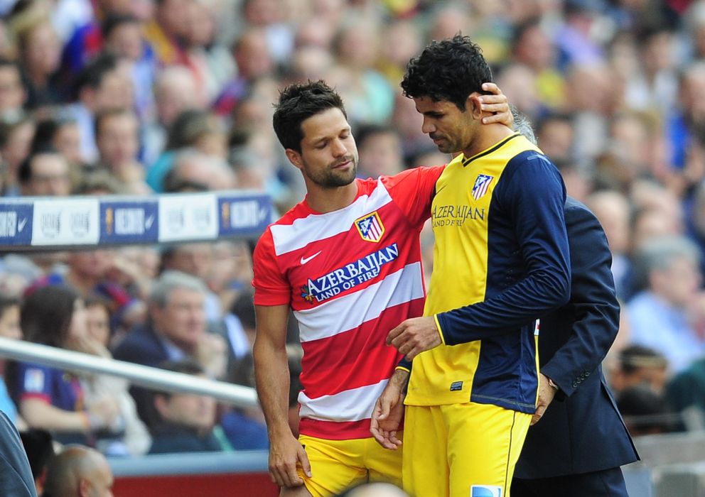 Foto: Diego Costa, consolado por su compañero Diego Ribas tras caer lesionado el sábado pasado.
