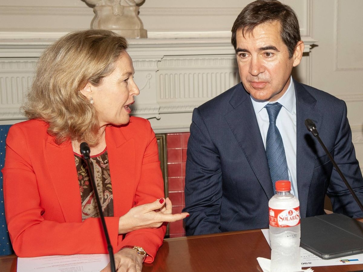 Foto: Nadia Calviño (i), vicepresidenta del Gobierno, con Carlos Torres (d), presidente de BBVA. (APIE)