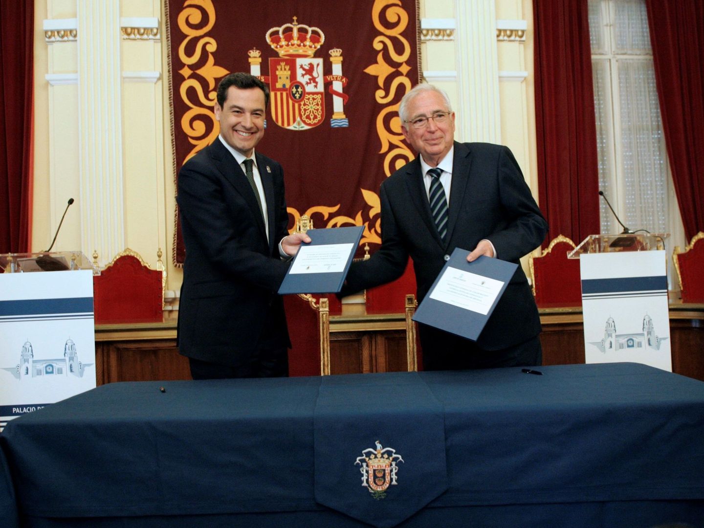 Juan José Imbroda recibe en Melilla al presidente de la Junta de Andalucía, Juanma Moreno.(EFE)