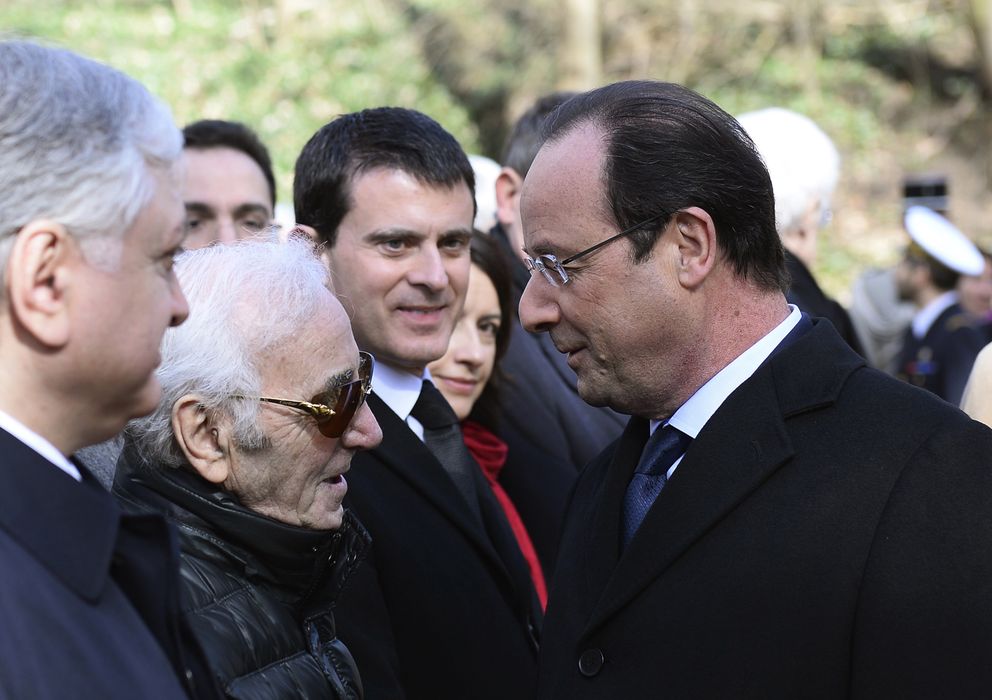 Foto: El nuevo primer ministro, Manuel Valls, observa al presidente Hollande durante una ceremonia en Suresnes, cerca de París (Reuters).