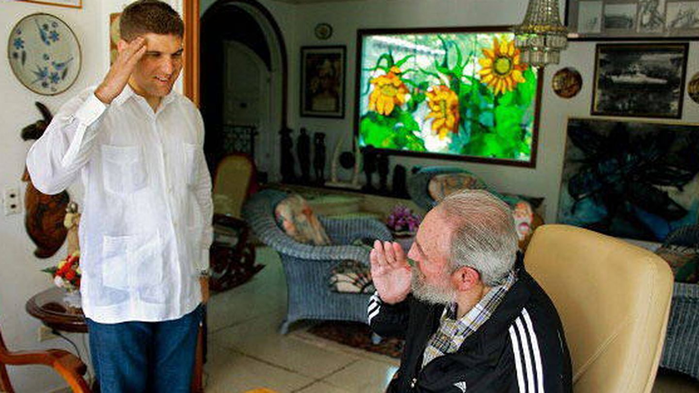 Fidel Castro recibe un saludo militar de su sobrino nieto. (EFE)