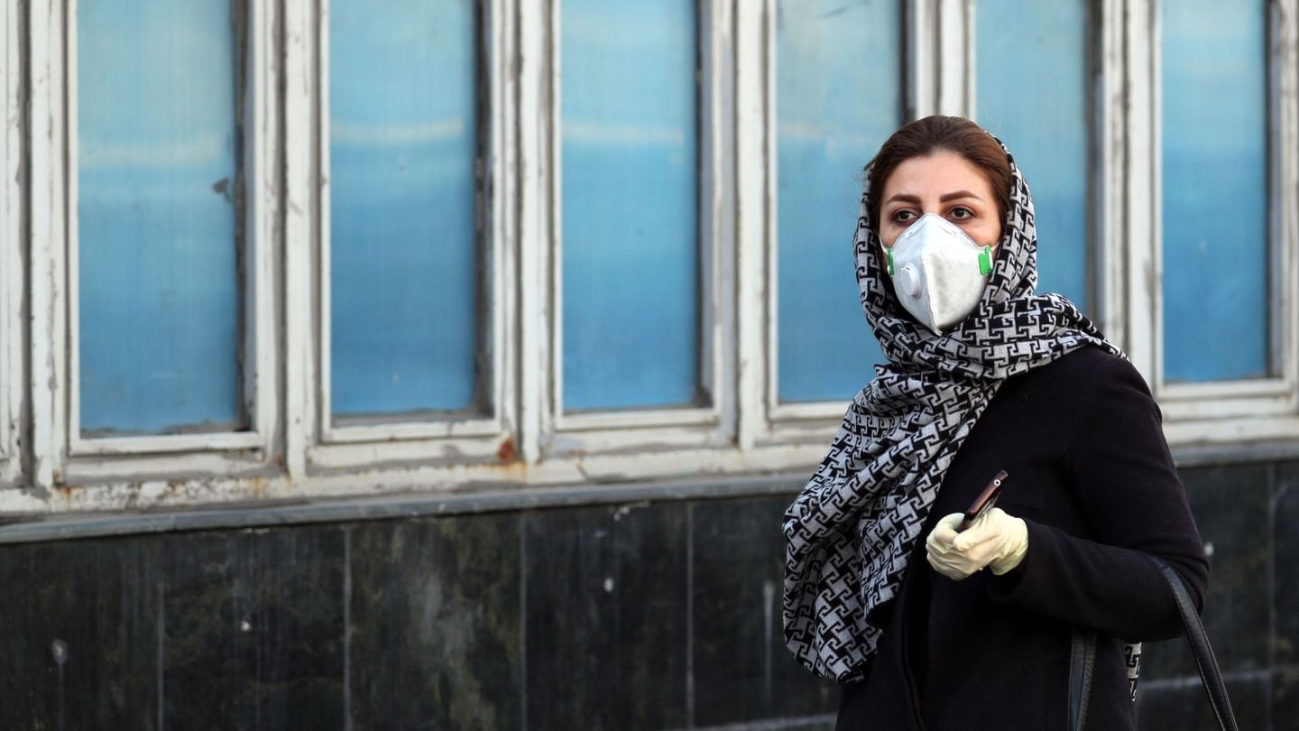 Una mujer en Irán se protege del coronavirus Covid-19 con una mascarilla (EFE)