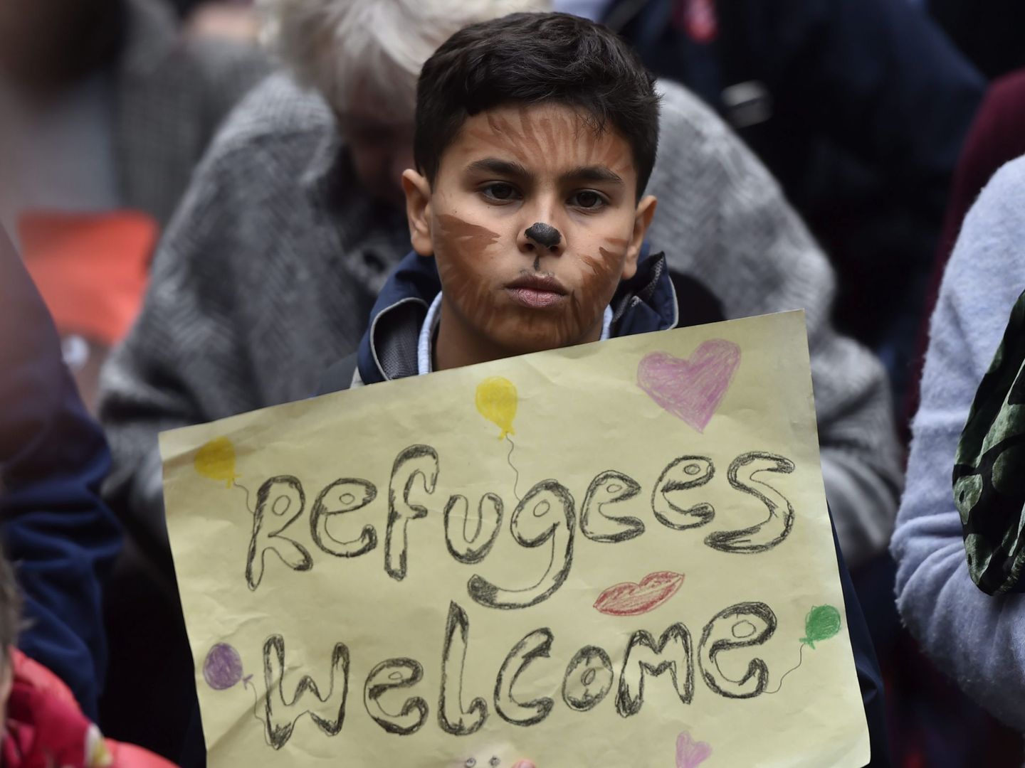 Manifestantes muestran pancartas a favor de la acogida de refugiados en Londres. (Reuters)