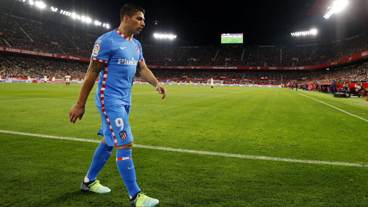 Suárez, enfadado tras su cambio. (Reuters/Marcelo del Pozo)