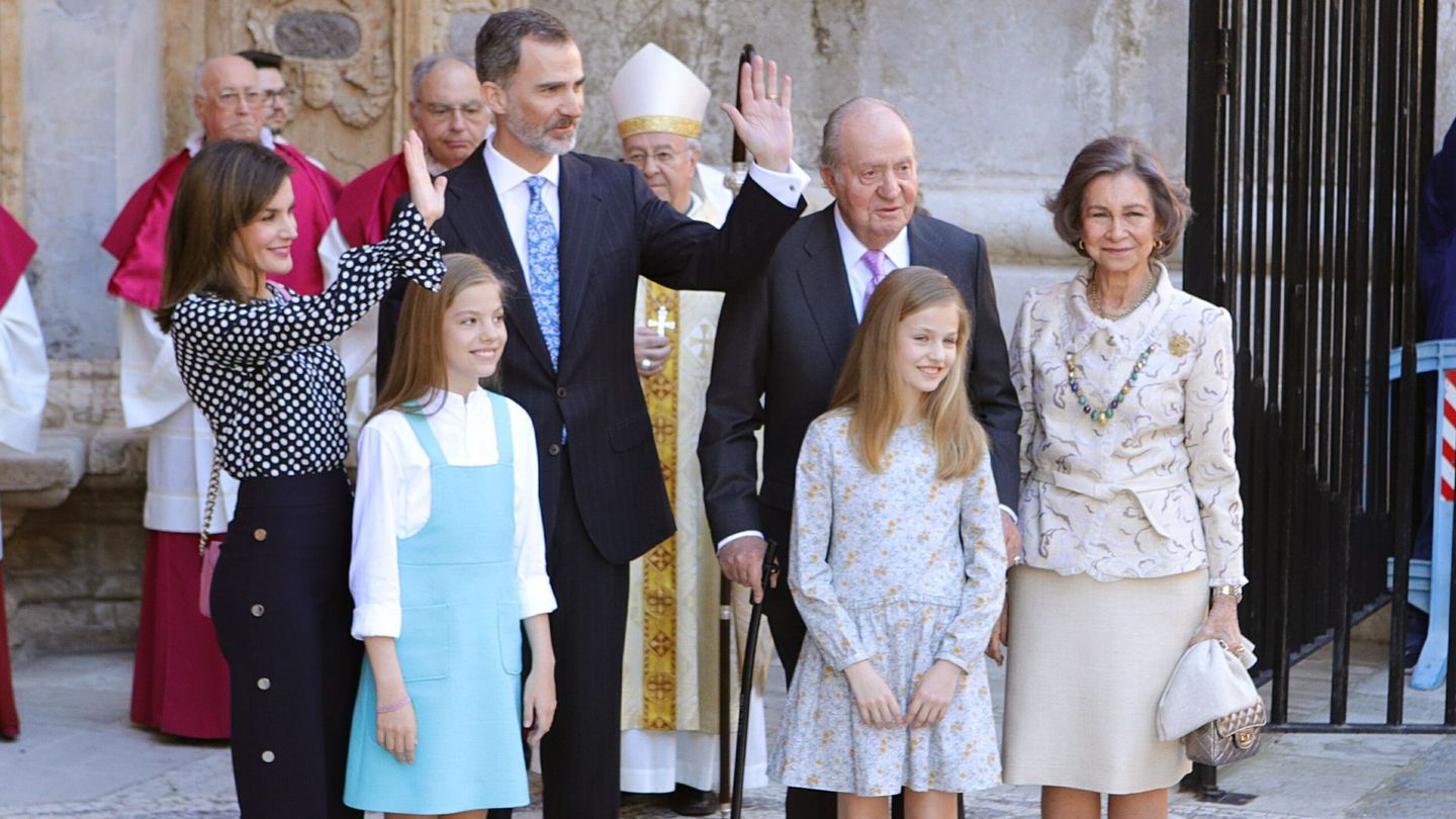 Felipe VI, Letizia y sus hijas con don Juan Carlos y doña Sofía en la catedral de Palma de Mallorca en 2018. (EFE/Lliteres)
