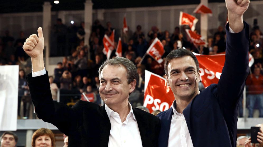 Foto: José Luis Rodríguez Zapatero y Pedro Sánchez, durante su mitin conjunto en Gijón este 10 de diciembre. (EFE)