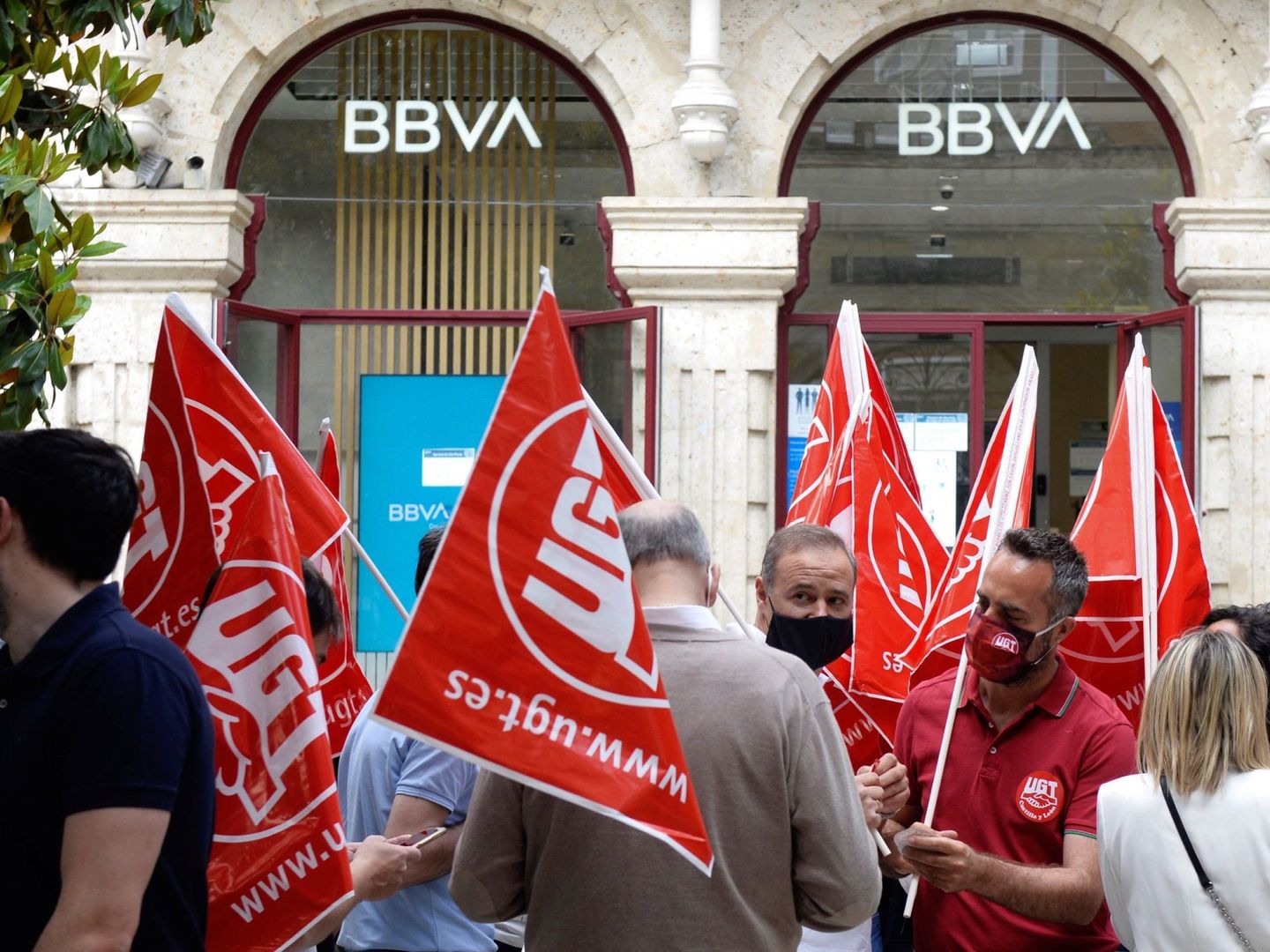 Huelga de trabajadores del BBVA ante los despidos y cierre de oficinas de 2021. (EFE/Nacho Gallego)