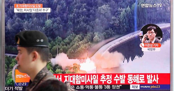 Foto: Un soldado surcoreano pasea frente a una televisión en la que se informa del nuevo lanzamiento de misiles por parte de Corea del Norte (Reuters)