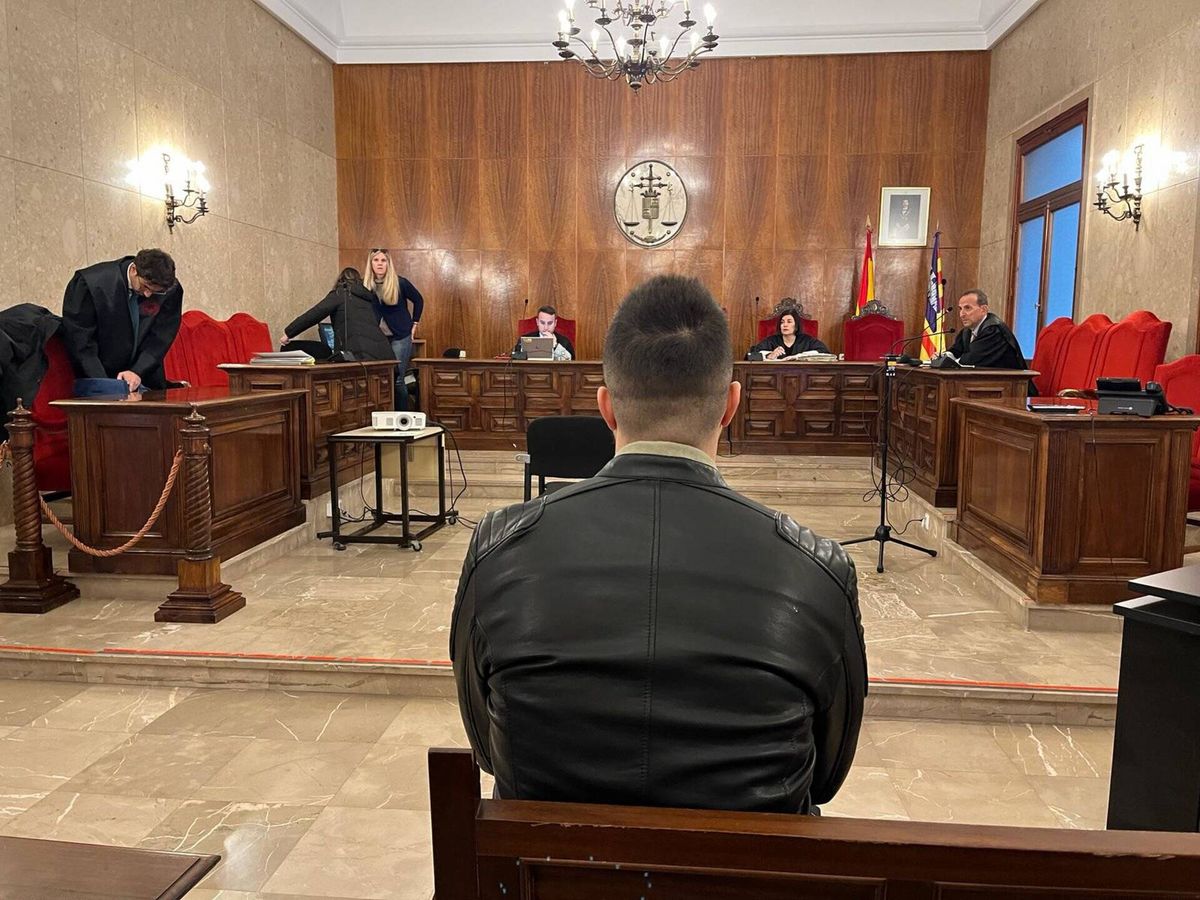 Foto: El educador acusado de abusos a una menor, sentado en el banquillo al inicio del juicio en la Audiencia Provincial. (Europa Press)