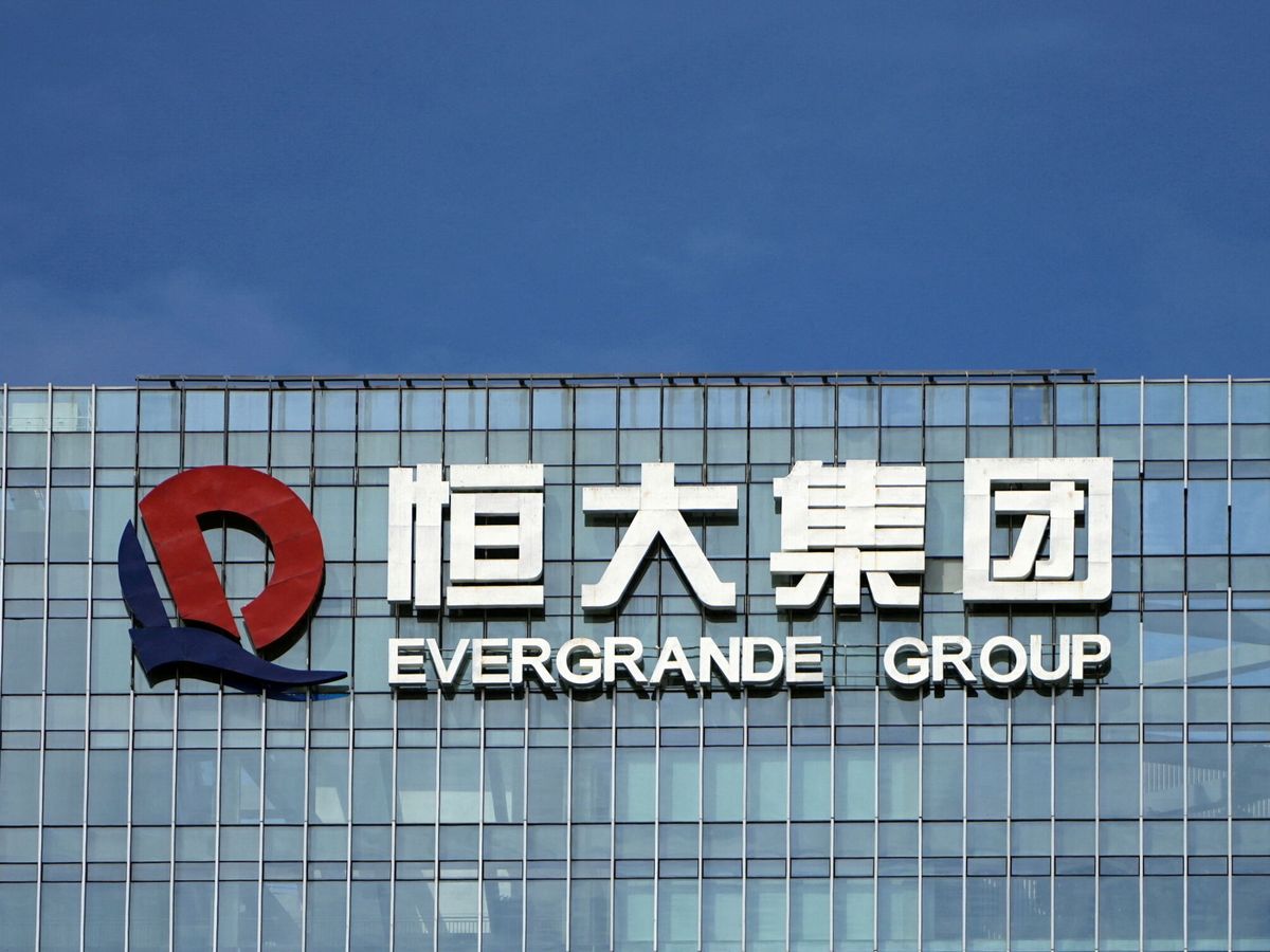 Foto: Logo de Evergrande en uno de sus edificios. (Reuters/Aly Song)