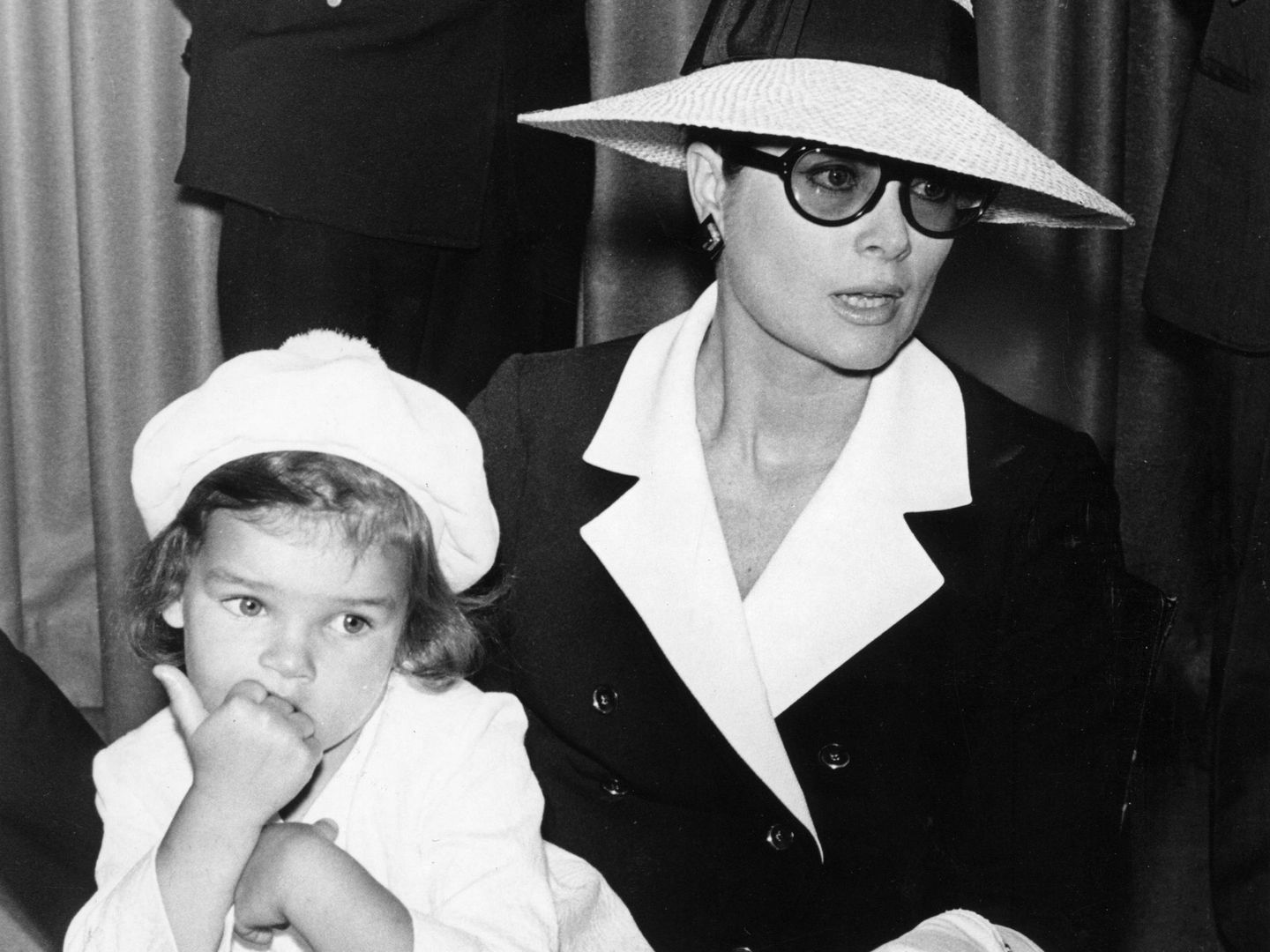 La princesa Estefanía con su madre, Grace Kelly, en 1968. (Cordon Press)