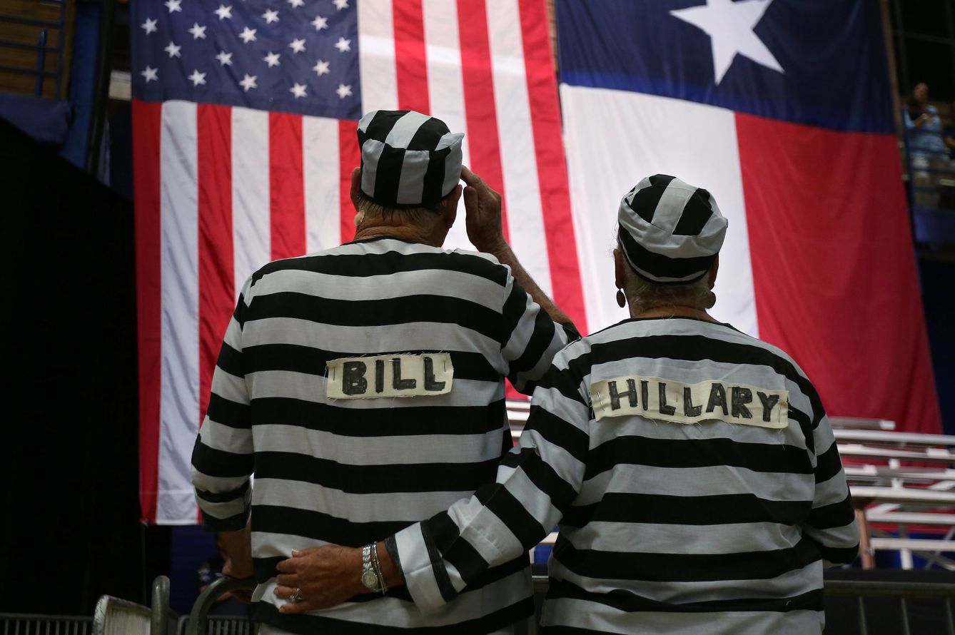 Partidarios de Donald Trump, vestidos con uniformes de presidiario con los nombres del matrimonio Clinton, en Austin, Texas, el 23 de agosto de 2016. (Reuters)