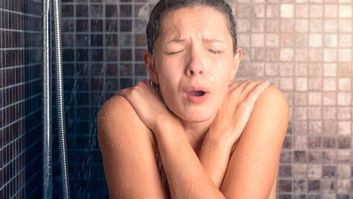 Por qué no deberías ducharte con agua muy caliente: no es bueno