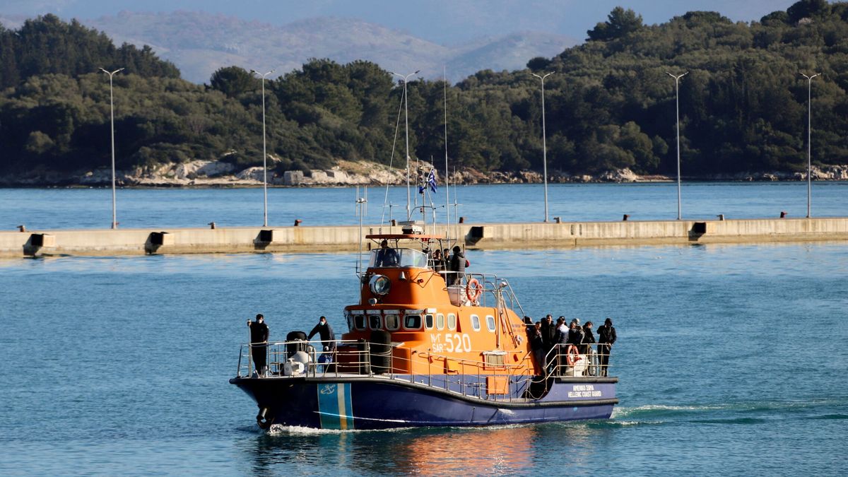 Doce personas desaparecidas y dos atrapadas tras el gran incendio en un ferry en Grecia