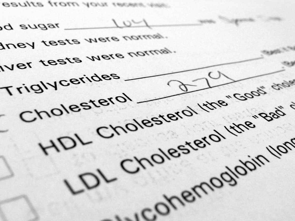 Foto: Los niveles de colesterol de las mujeres de más de 50 años suelen acercarse a los de los hombres de la misma edad. (iStock)