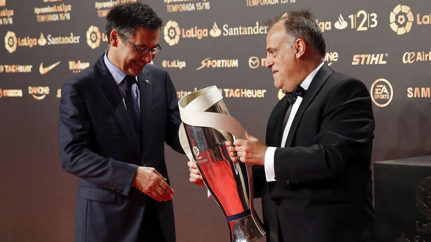 Josep María Bartomeu, ex presidente del FC Barcelona, y Javier Tebas, presidente de LaLiga, en una gala de la patronal del fútbol español. (EFE)