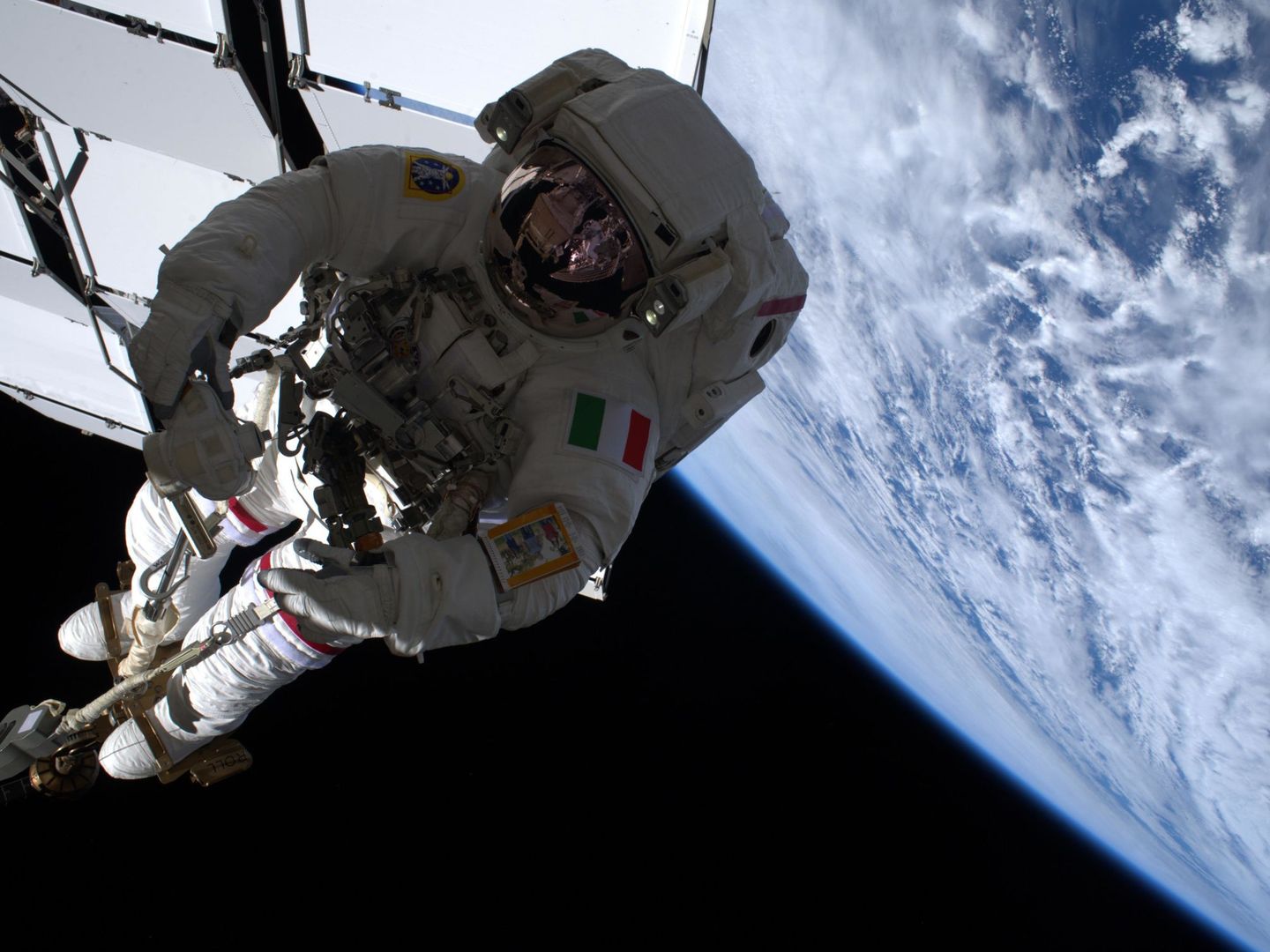 El astronauta italiano Luca Parmitano vuela sobre la tierra unido al brazo robótico Canadarm2 de la Estación Espacial Internaciona. (EFE/Nasa)