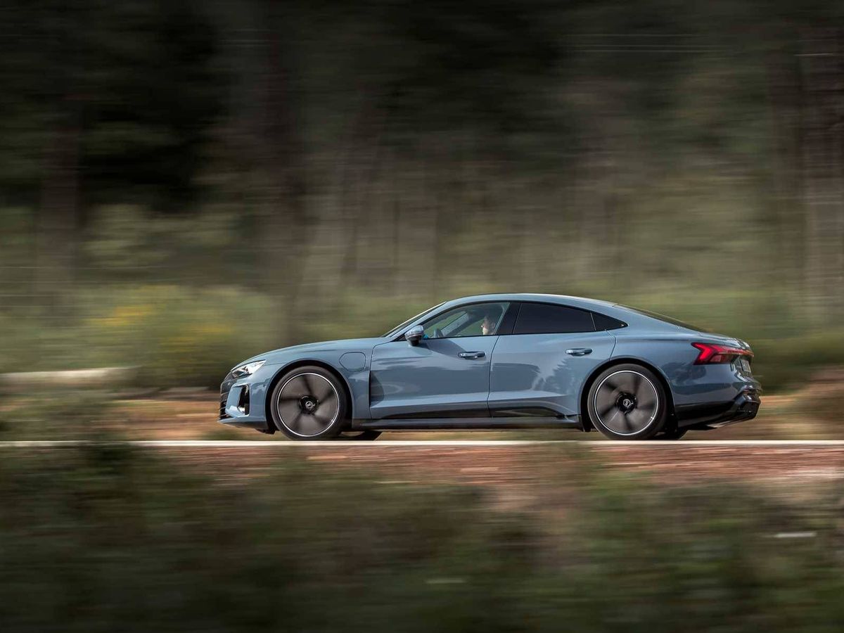 Foto: Audi continua con la electrificación de su gama con el e-tron GT, una berlina deportiva impresionante.