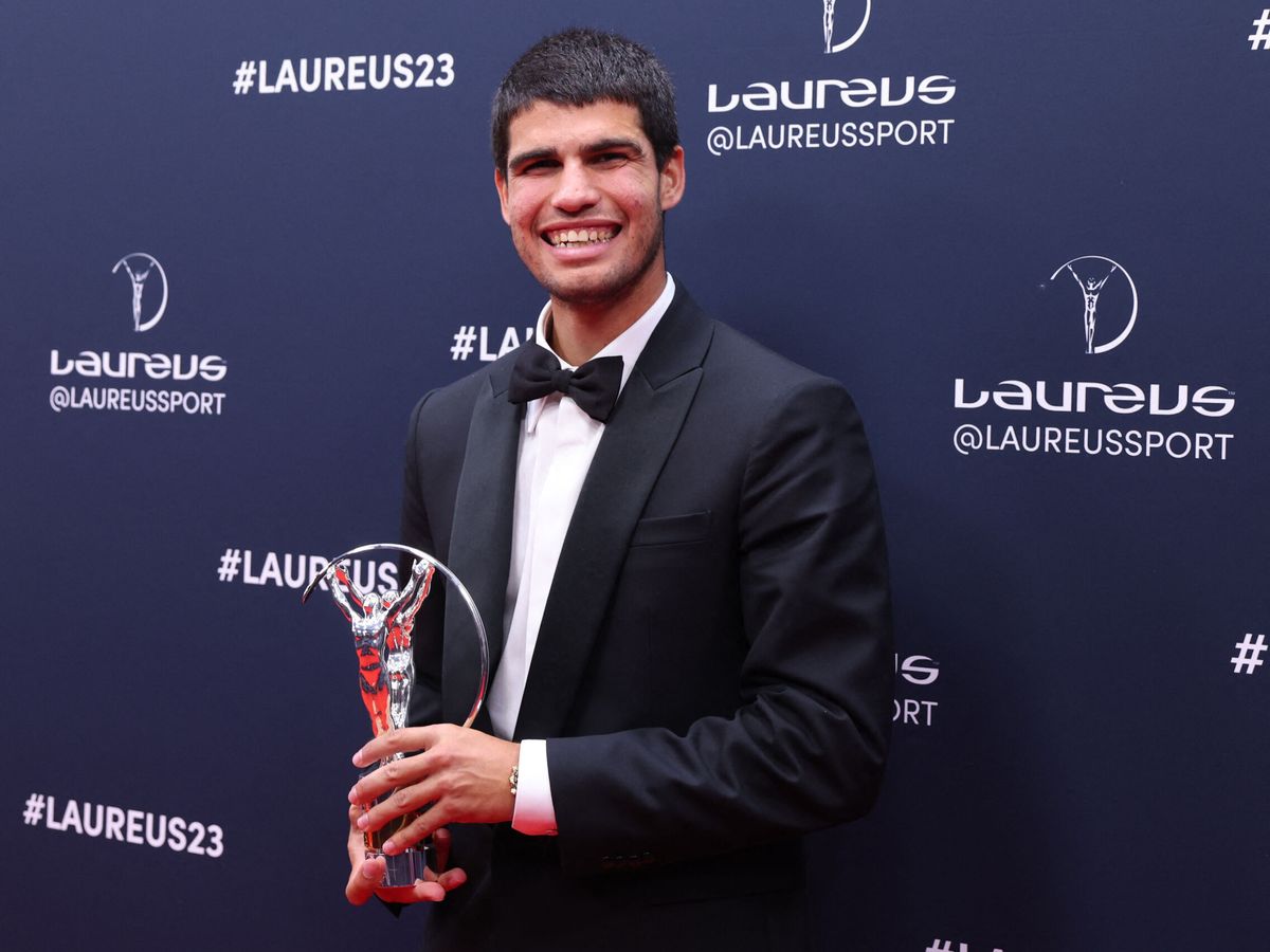 Foto: Carlos Alcaraz posa con el premio Laureus al deportista revelación del año. (REUTERS/Johanna Geron).
