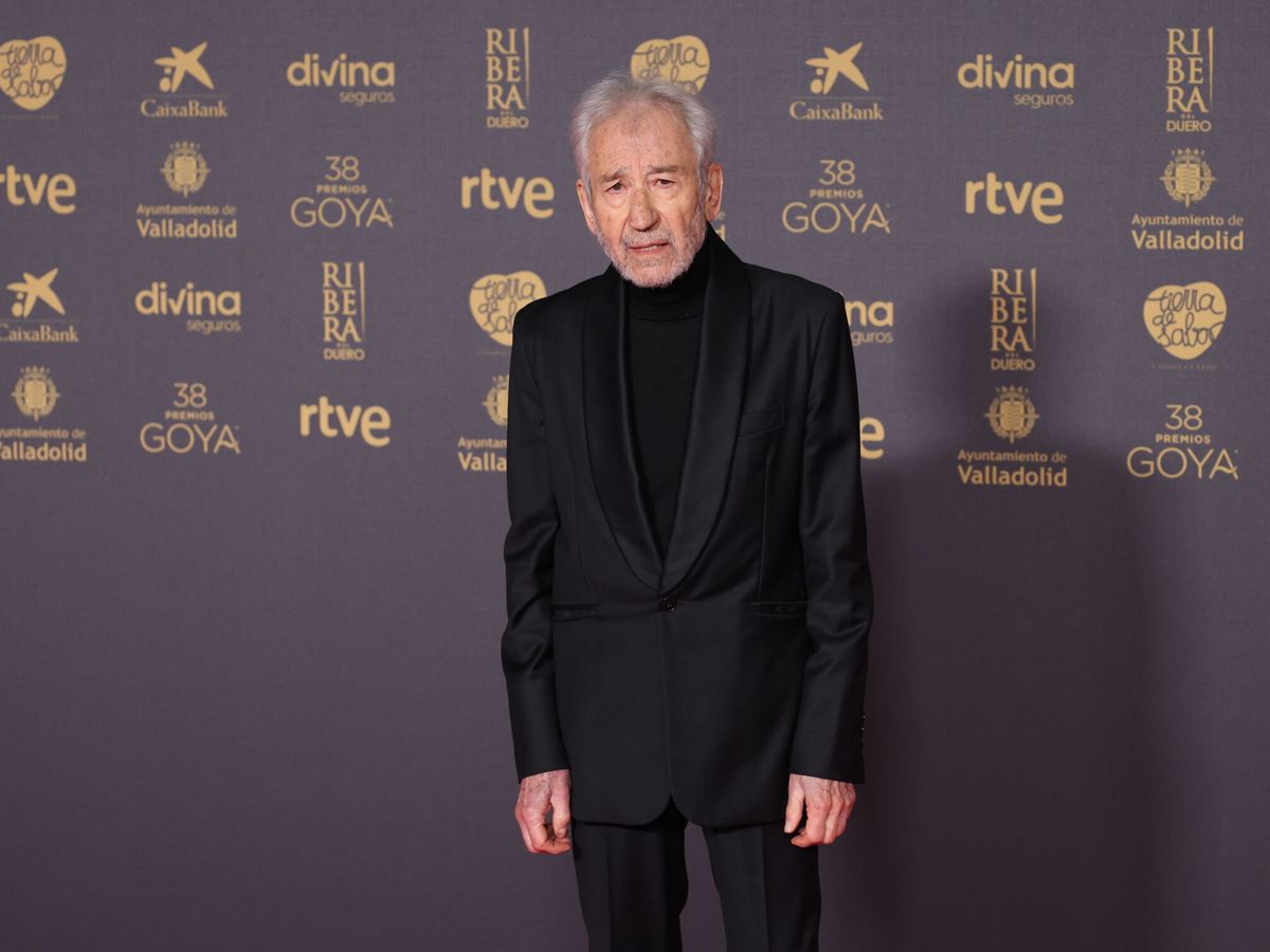 Foto: El actor José Sacristán posa en la alfombra rosa previa a la gala de la 38 edición de los Premios Goya, en el Auditorio Feria de Valladolid (Raúl Terrel / Europa Press) 