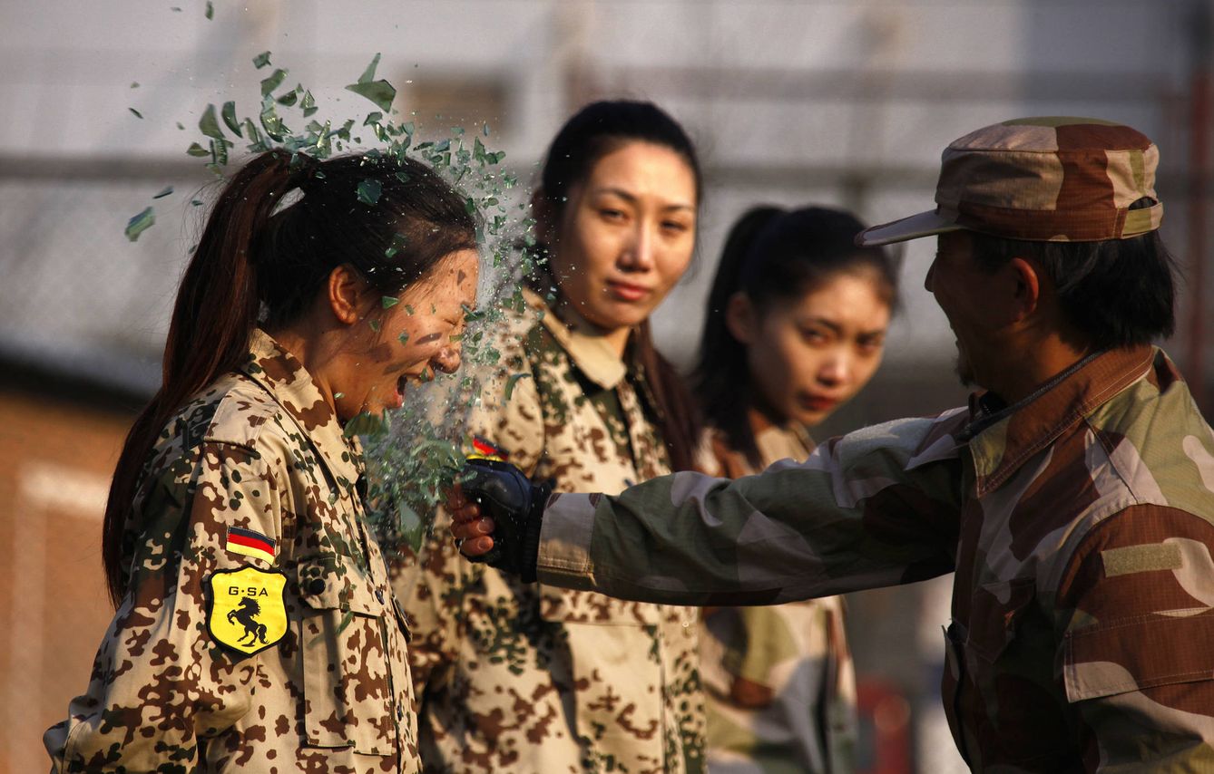 Una sesión de entrenamiento para llegar a ser guardaespaldas en China. (Reuters)