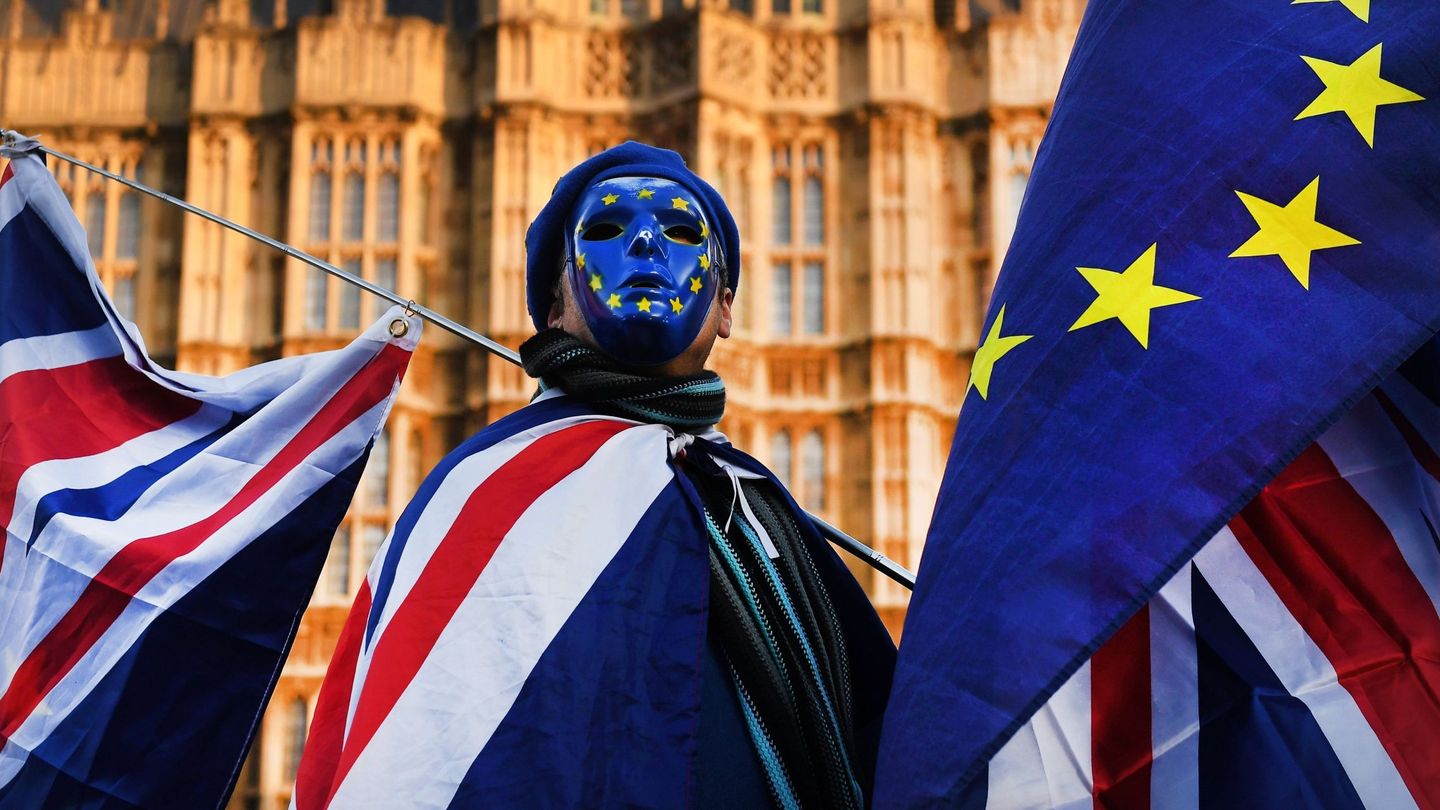 Un activista pro Unión Europea se manifiesta a las puertas del Parlamento británico. (EFE)