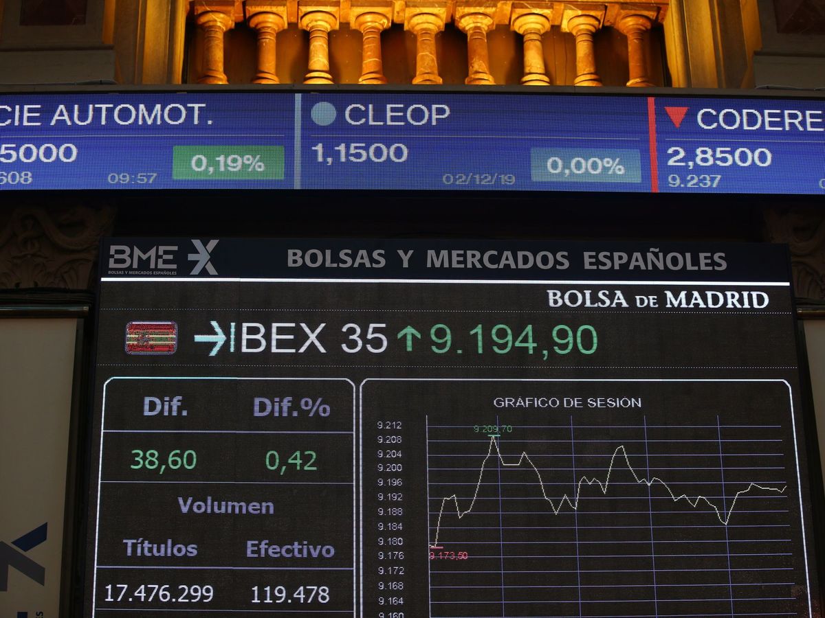 Foto: Pantallas de la Bolsa de Madrid con la evolución del Ibex 35. (EFE)