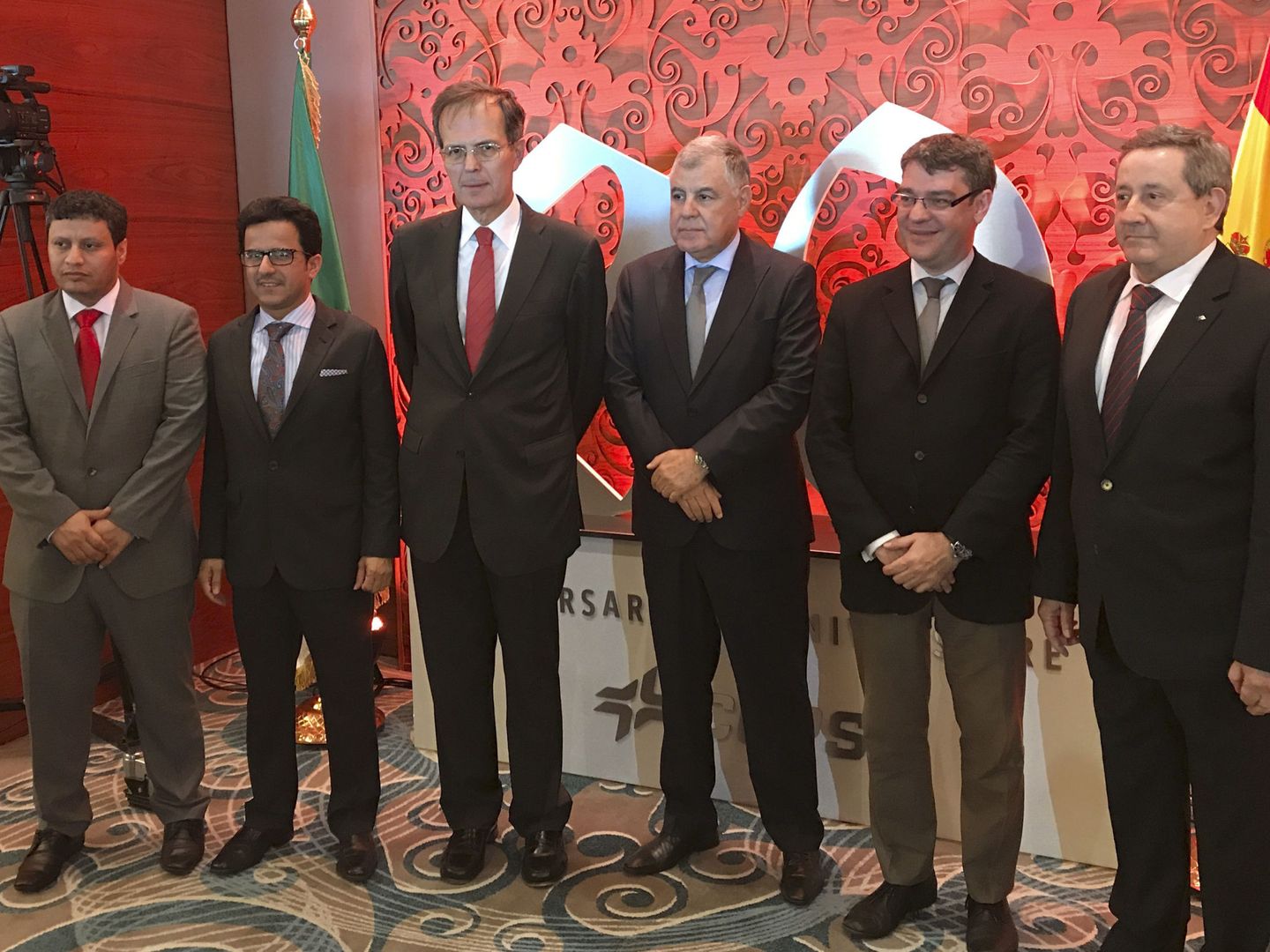 De izquierda a derecha, Saleh al Mansoori, Musabbeh al Kaabi, Pedro Miró, Mustapha Guitoni, Álvaro Nadal y Abdelmoumen Ould Kaddour. (EFE)