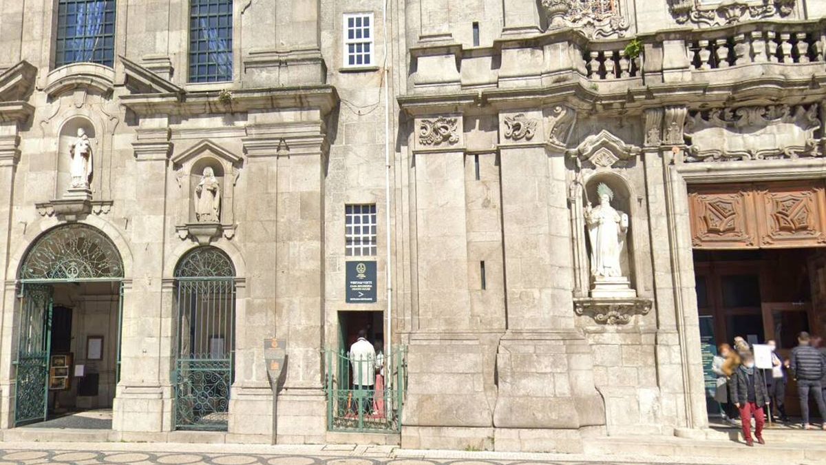 ¿Por qué existe esta inusual y estrecha casa entre dos iglesias en Oporto?