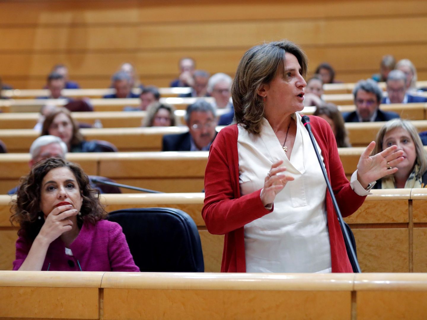 La vicepresidenta cuarta del Gobierno, Teresa Ribera (d), acompañada de la ministra de Hacienda, María Jesús Montero (i). (EFE)