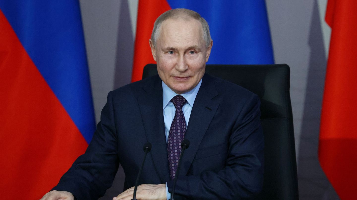 Russian President Vladimir Putin chairs a meeting on the development of unmanned aircraft, at the Rudnyovo industrial park in Moscow, Russia April 27, 2023. Sputnik Artem Geodakyan Pool via REUTERS ATTENTION EDITORS - THIS IMAGE WAS PROVIDED BY A THIRD PARTY