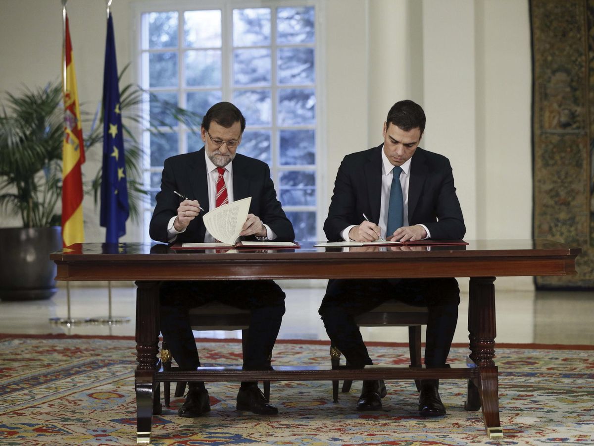 Foto: El entonces presidente del Gobierno, Mariano Rajoy (i), y el entonces líder de la oposición, Pedro Sánchez, firman el 'Acuerdo para afianzar la unidad en defensa de las libertades y en la lucha contra el terrorismo', el 2 de febrero de 2015.