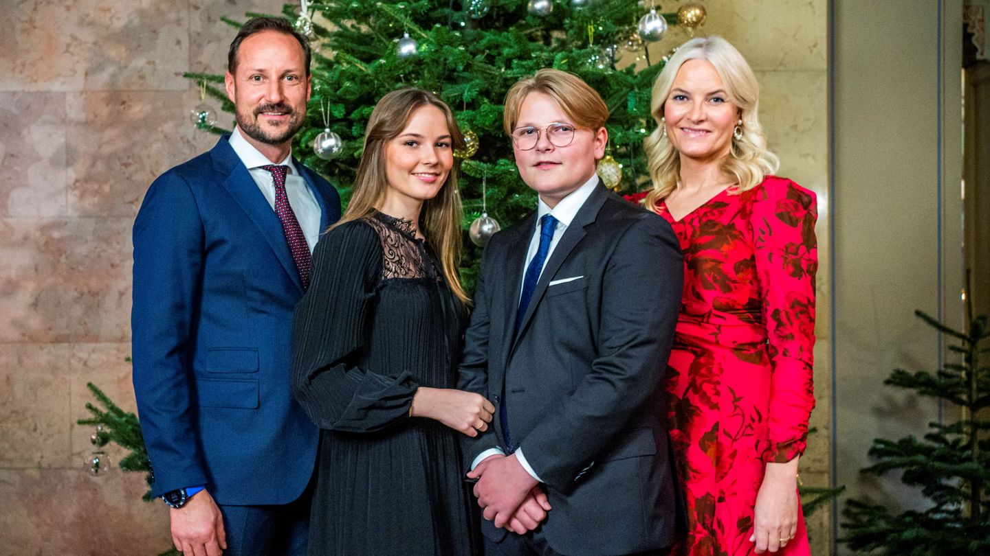 Haakon y Mette-Marit posando para su christmas navideño en 2020. (Reuters)