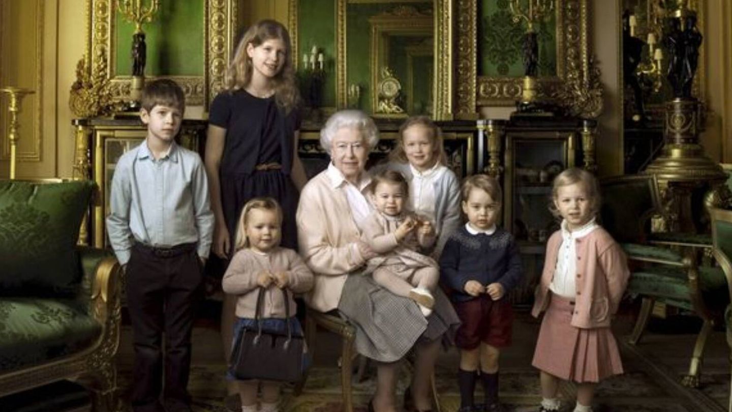 La reina Isabel, con sus dos nietos pequeños y algunos de sus bisnietos. (Reuters)