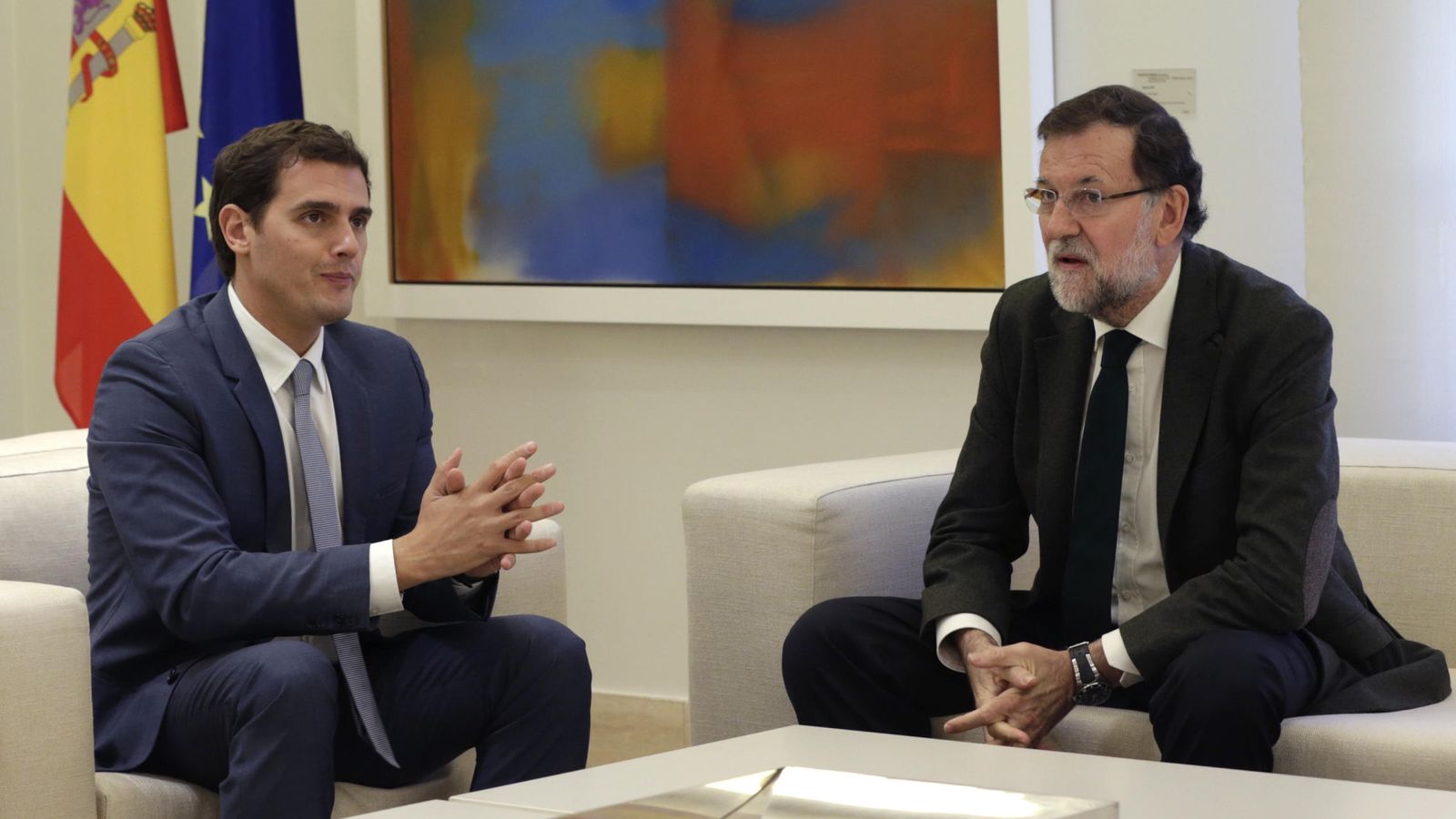 Foto: El presidente del Gobierno, Mariano Rajoy (d), junto al líder de Ciudadanos, Albert Rivera. (EFE)