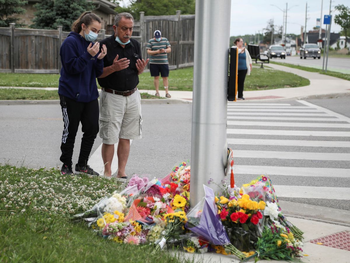 Foto: Una familia reza en el lugar del accidente, en Ontario. (Reuters)
