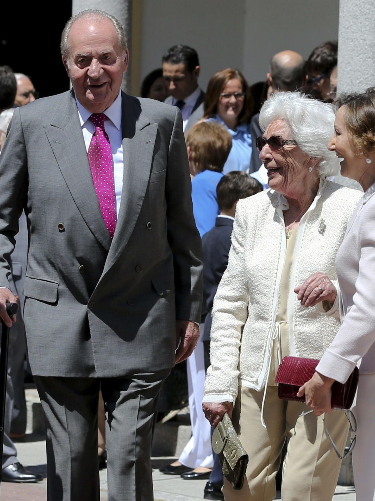 Don Juan Carlos, junto a la madre y la abuela de Letizia. (EFE)